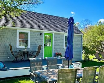 Cozy 2BR ocean breeze cottage, AC, wifi, streaming tv, parking. - Rockport - Patio
