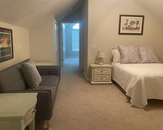 \'Our favorite house on Lake Murray\' with private dock in quiet cove, sleeps 8.. - Batesburg-Leesville - Living room
