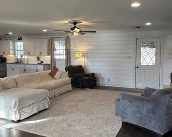 Sleeps 6-8; Across from Sand Mountain Park - Albertville - Sala de estar