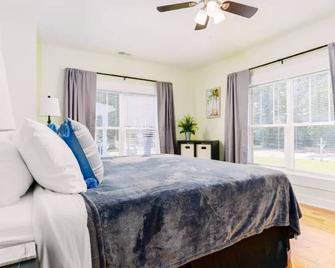 Peaceful Vibes near the riverwalk, USC & Ft Jack - Cayce - Bedroom
