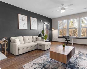 Luxurious King 3 Bedroom Suite in North Raleigh - Wake Forest - Wohnzimmer