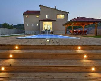 Beautiful private villa with A/C, hot tub, WIFI, private pool, TV, patio, pets allowed and parking - Raslina - Pool