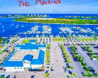 Private Room with Dedicated Bathroom and Kitchen in the Heart of It All - West Palm Beach