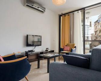 Cozy 1-bedroom apartment with AC and WiFi in terrific Bayrut - Beiroet - Huiskamer