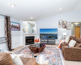 Ls2: Desired Villa: Single Level Rambler W Hot Tub - Lake Stevens - Sala de estar