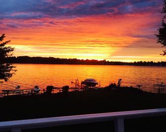 The \'Yellow Cottage\' waterfront Little Sodus/Fair Haven Bay - Fair Haven - Outdoors view