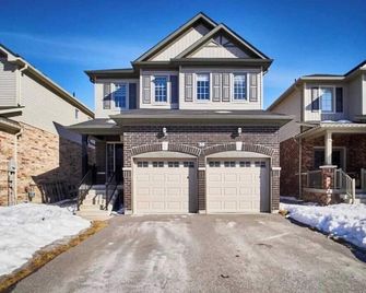 Modern home away from home in Courtice - Courtice - Building