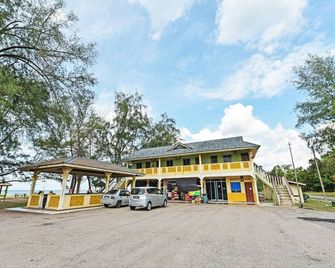 OYO 90315 Chalet Pantai Rantau Panjang - Kuala Rompin - Building