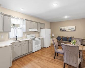 Free Parking, Laundry, Wi-Fi, near Down Utica NY2 - Utica - Kitchen