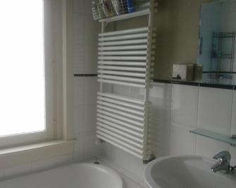 Charming Family Home - Delft - Badkamer