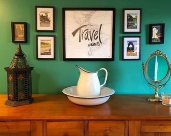 The Model T Suite at Snooze and Cruise Apartments - Williamston - Living room