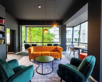 Juststay Essen Hotel & Apartments - Essen - Oleskelutila