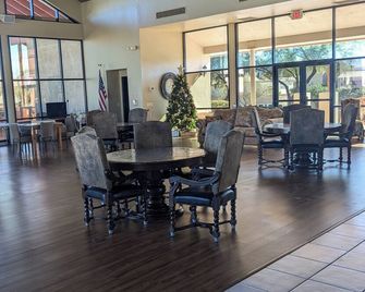 House refurbished in HOA with its own great recreational area and heated pool. - Green Valley - Restaurant