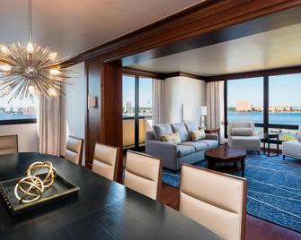Sheraton Norfolk Waterside Hotel - Norfolk - Living room