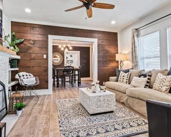 Curated Cottage. minutes from Silos, zoo, Baylor - Waco - Living room