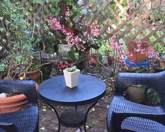 Secluded stand alone cottage 1/2 block from Stanford Campus - Palo Alto - Outdoor view