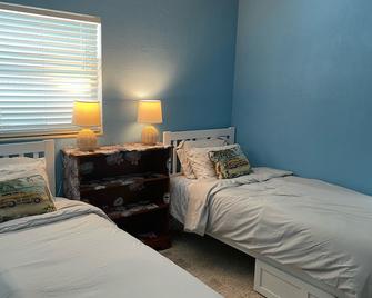 Perfect Family Beach House - 1 Block from Ocean - Cocoa Beach - Bedroom