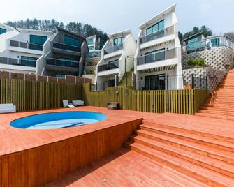 W Jiwoo Resort Namyiseom - Gapyeong - Pool