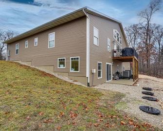 Lake Ozark Apartment w/ Balcony 1 Mi to Water! - Lake Ozark - Building