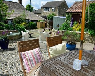 The Castle Arms Inn - Bedale - Patio