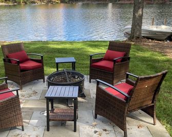 Beautiful lakeside cottage near wonderful beaches in Southern Maine. - Sanford - Patio