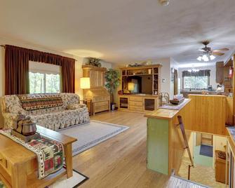 Peaceful Carrollton Retreat with Deck and Fire Pit! - Carrollton - Вітальня