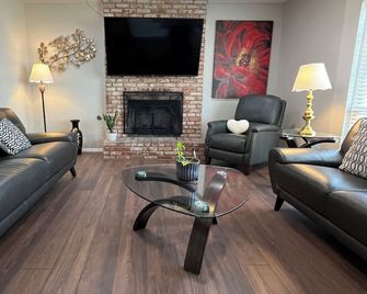Cozy Townhome 5 Min to Airport - El Paso - Living room