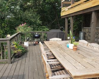 Spacious Lakefront Gem w/dock, pet friendly - next to Coconuts resort, bar, pool - Gravois Mills - Patio