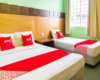 Super OYO 89408 Royal Hotel - Keningau - Bedroom