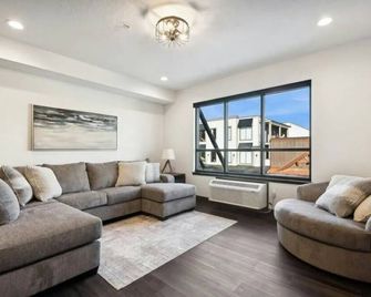 Brand New Nucleus Loft Near Glacier National Park - Columbia Falls - Wohnzimmer