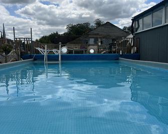 Dog and castle - Huntingdon - Pool