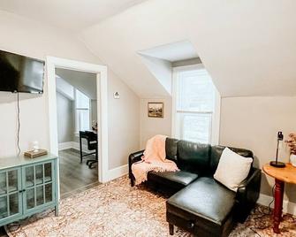 Cute 1 Bedroom Apartment Close to beaches, and downtown Manistee! - Manistee - Living room