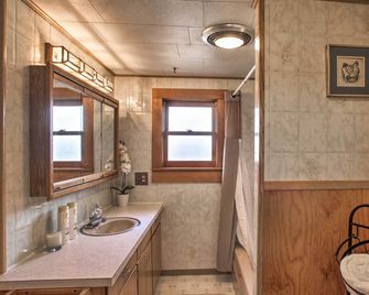 Diamond Lake Home w/ Dock Close to 2 Ski Resorts! - Newport