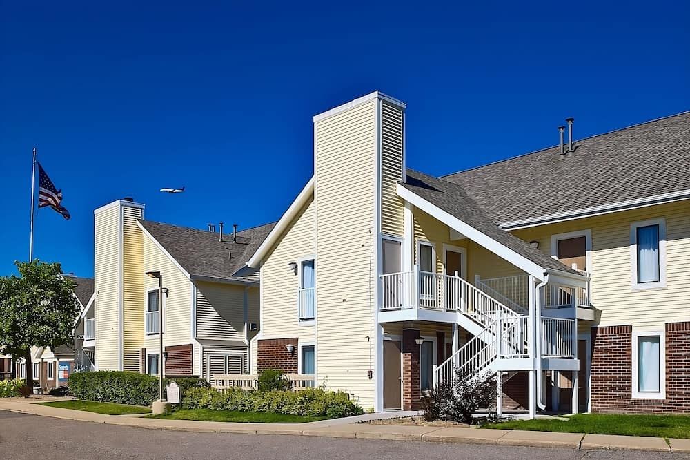 Friends and Family Getaway! Full Kitchen, Free Parking, Pets Allowed - Westlake - Building