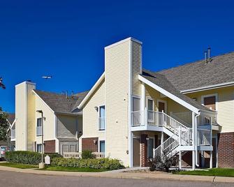 Friends and Family Getaway! Full Kitchen, Free Parking, Pool, Pets Allowed - Westlake - Building
