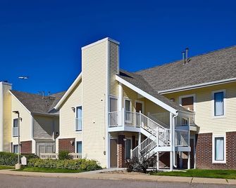 Friends and Family Getaway! Full Kitchen, Free Parking, Pets Allowed - Westlake - Building