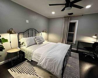 Cheerful home with front porch swing. - Pendleton - Habitación