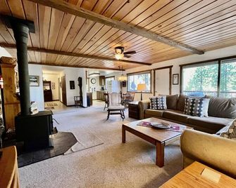 Pomo Trail Home - On the Creek! - Graeagle - Living room