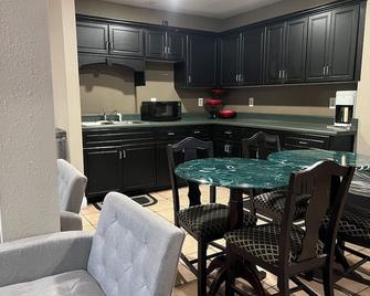 Country Hearth Inn & Suites Augusta - Augusta - Κουζίνα