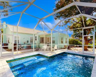 Dog-friendly duplex with outdoor living area - walk to beach/downtown - Venice - Pool