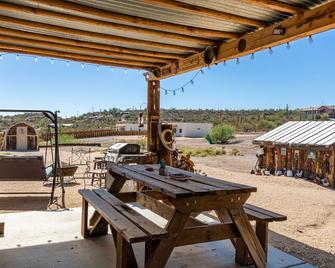Coyote Cabin, Cowboy Decor, Scenic Desert - New River - Patio