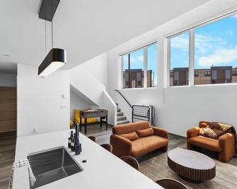 Modern 1B1.5B Loft w/ Gym + Parking - Cleveland - Living room