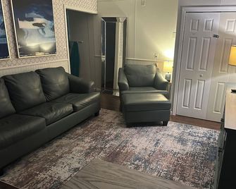 Coastal Swan 2.0 Charming waterfront 2-Queen studio in peaceful Swansboro. - Swansboro - Living room