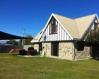 Twizel Alps Retreat - Twizel - Building