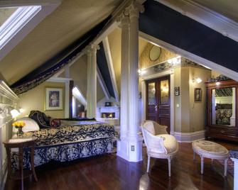 Boutique Hotel, Romantic bed and breakfast in Victorian town of Ferndale, CA - Ferndale - Bedroom