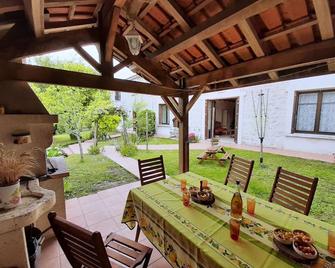 Gite Bellevigne, 4 bedrooms, 9 persons - Bellevigne - Patio