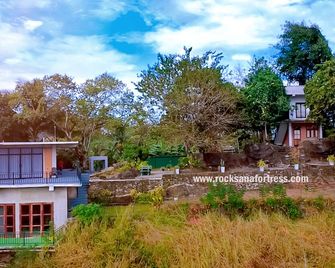 Rocksana Fortress Yoga & Retreat - Mawanella - Outdoors view