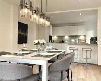 NEW: Top vacation home in Hanover, 120 sqm - modern, quiet. Close to the trade fair & city center. - Hannover - Comedor