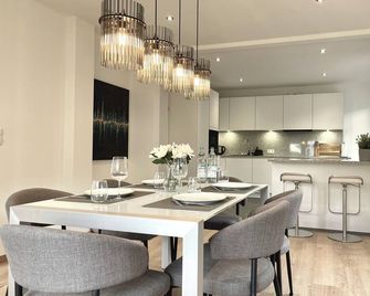NEW: Top vacation home in Hanover, 120 sqm - modern, quiet. Close to the trade fair & city center. - Hannover - Comedor