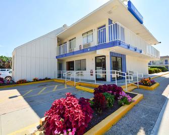 Motel 6 Hartford - Windsor Locks - Windsor Locks - Building